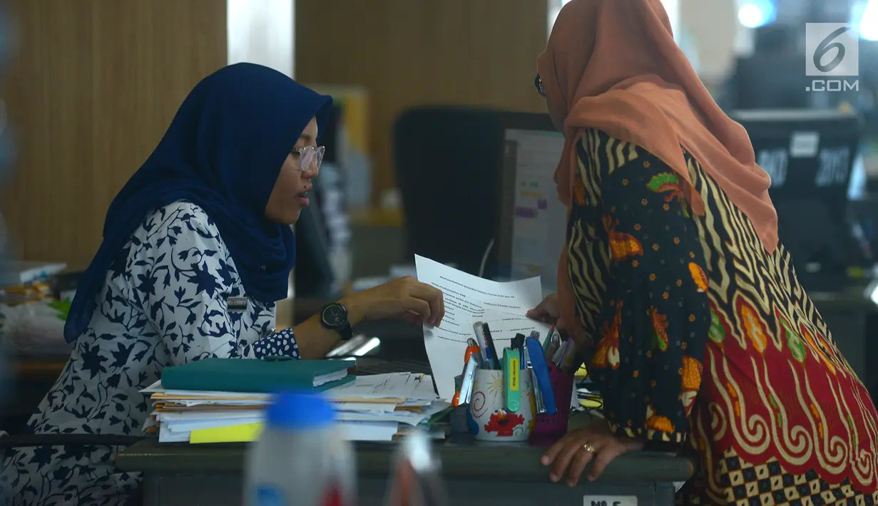 Pegawai beraktivitas saat mulai masuk kerja usai libur Lebaran di Balai Kota DKI Jakarta, Rabu (21/6). Usai halalbihalal, pegawai Pemprov DKI mulai berkerja normal. (Merdeka.com/Imam Buhori)