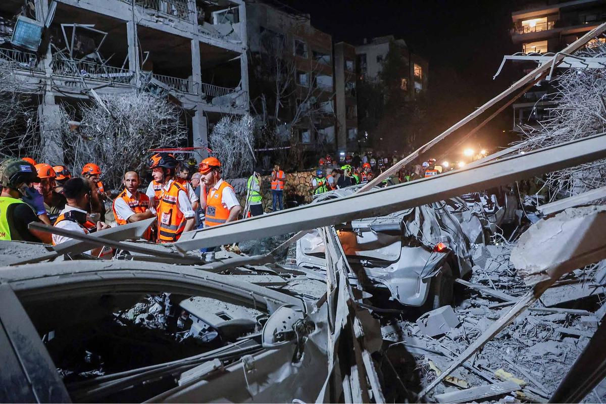 FOTO: Pembalasan Iran, Rudal Balistik Memorakporandakan Kompleks Bangunan di Kota Tel Aviv Israel