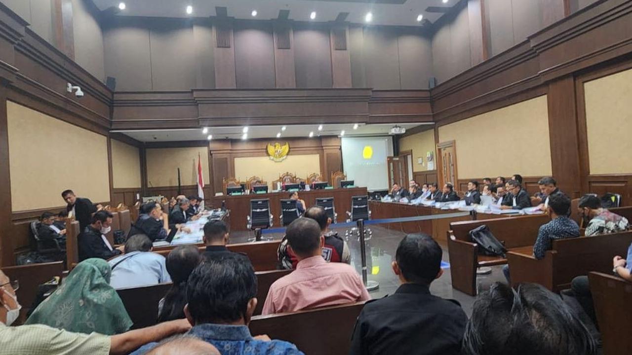 "Saudara saksi, saudara kan pernah komunikasi dengan para penyedia, apakah saudara pernah diberikan sesuatu barang oleh para penyedia? Selain uang Rp300 juta yang saudara jelaskan tadi," kata jaksa saat sidang di PN Jakarta Pusat, Selasa (25/7).