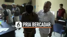 Seorang pria gunakan cadar saat membacok warga Probolinggo hingga kritis. Pelaku akhirnya menyerah saat ditangkap petugas polisi.