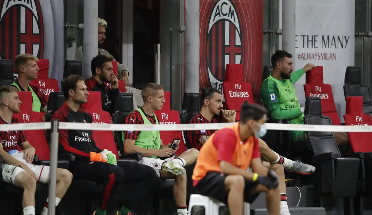 Striker AC Milan, Zlatan Ibrahimovic, tampak kecewa usai diganti saat melawan Bologna pada laga Serie A di Stadion San Siro, Sabtu (18/7/2020). AC Milan menang dengan 5-1 atas Bologna. (AP/Luca Bruno)