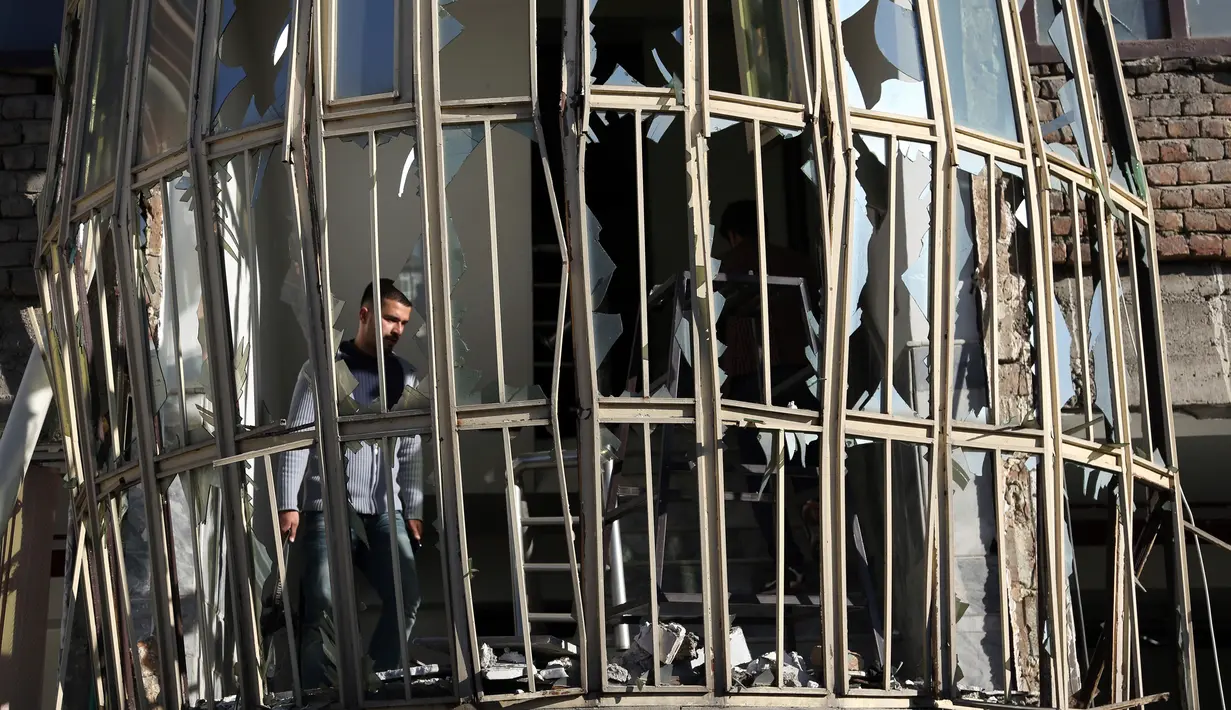 Kondisi bangunan yang rusak akibat serangan bom bunuh diri di Kabul, Afghanistan (28/12). Pejabat setempat mengatakan, sedikitnya 40 orang tewas dan 30 orang luka-luka akibat ledakan. (AP Photo / Rahmat Gul)