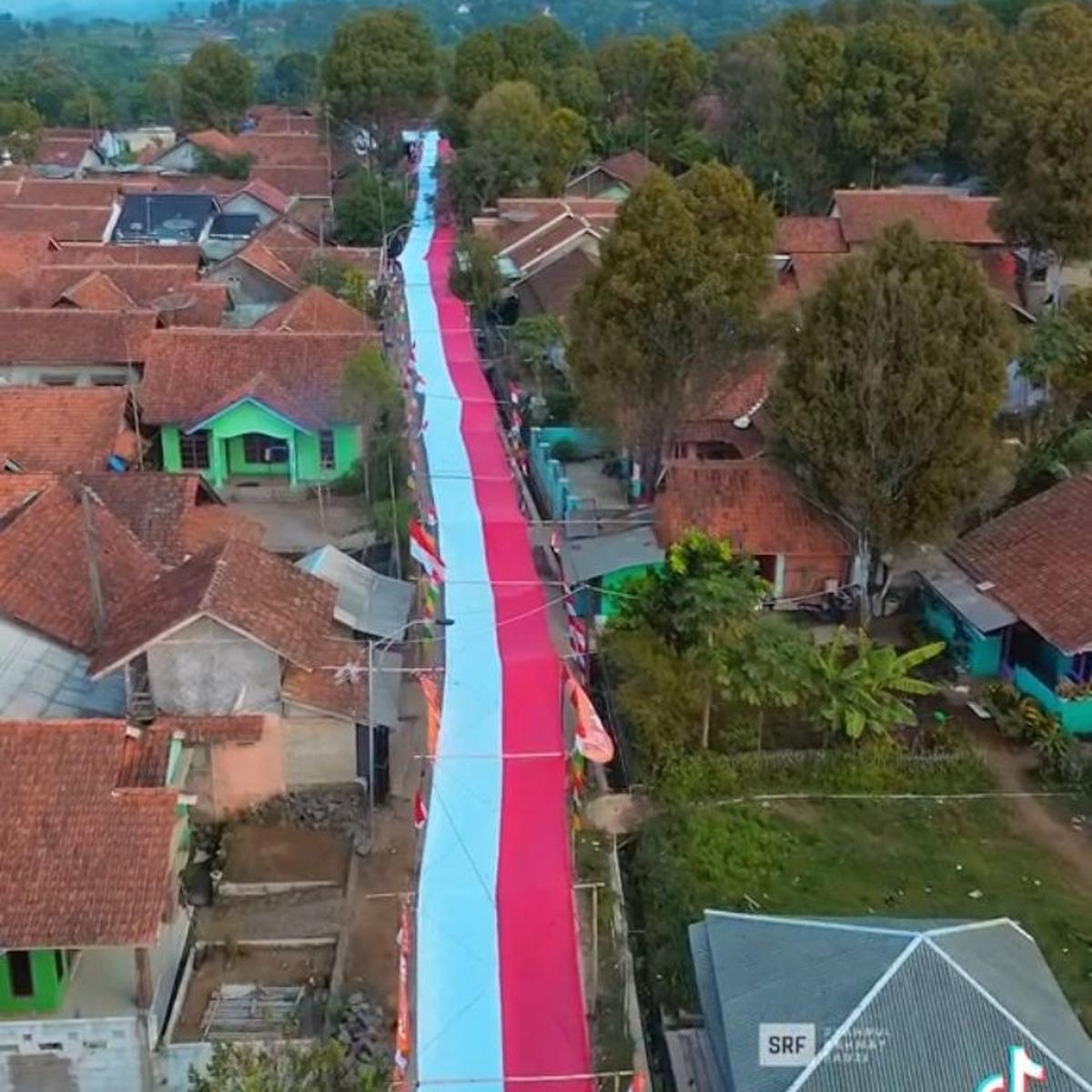 Aksi Warga di Desa Lemahsugih Majalengka Semarakkan HUT RI ke-79, Tutup Jalanan dengan Bendera Merah Putih