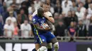 Chelsea pun balas mengancam di menit ke-16. Sayang, tembakan keras Romelu Lukaku masih melebar dari gawang Tottenham. (AP/Matt Dunham)