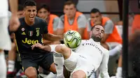 Bek Juventus Joao Cancelo berebut bola denganb bek Real Madrid Daniel Carvajal selama babak pertama pertandingan International Champions Cup (ICC) di Landover, Md (4/8). Madrid menang telak 3-1 atas Juventus. (AP Photo/Nick Wass)