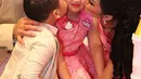 "Serbu kiss Amora" tulis raullemos06 saat KD, Raul beserta putranya saat bareng-bareng mencium putrinya. Pada pesta bernuansa pink itu mengusung konsep Hello Kitty sesuai permintaan Amora. (Instagram/raullemos06)