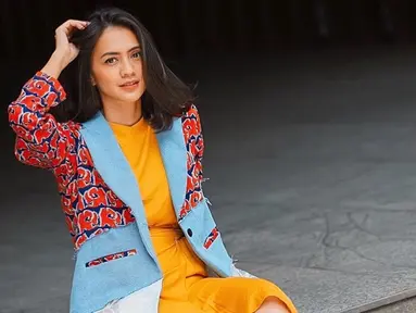 Selain sebagai aktris dan TV host, Agla Artalidia dikenal juga sebagai sosok influencer ataupun content creator tentang fashion. Pemain TV series 'Kesempurnaan Cinta' ini juga kerap membagikan tips mix and match di Instagram-nya. Salah satunya fashion untuk liburan.(Liputan6.com/IG/@aglaartalidia)