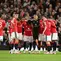 Para pemain berkumpul sebelum pertandingan putaran ketiga Piala Liga Inggris (Carabao Cup) antara Manchester United dan Brighton and Hove Albion di Old Trafford di Manchester, barat laut Inggris, 17 September 2026. (Oli SCARFF/AFP)