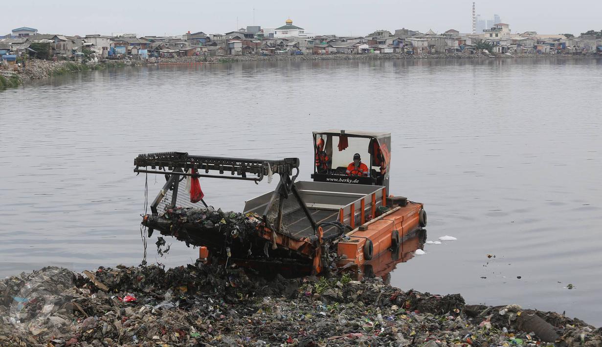 Petugas dibantu Alat berat mengeruk lumpur dan sampah yang mengendap di Waduk Pluit, Jakarta, Rabu (30/11). Pengerukan dilakukan untuk mengantisipasi banjir, seiring dengan datangnya musim hujan. (Liputan6.com/Immanuel Antonius)