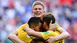 Gelandang Belgia, Kevin De Bruyne (tengah) berpelukan dengan Eden Hazard (kiri) dan Dries Mertens (kanan) di Stadion Saint Petersburg, Rusia, 14 Juli 2018. Kevin De Bruyne masuk dalam kandidat pemain terbaik FIFA 2018. (AFP PHOTO/Giuseppe CACACE)