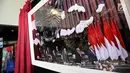Pengunjung melihat pameran Foto Wartawan Parlemen bertema DPR Zaman Now di Komplek Parlemen, Senayan, Jakarta, Kamis (29/8/2019). Pameran ini dalam rangka memperingati HUT DPR ke 74. Jumlah Foto yang dipamerkan sebanyak 101 Karya Foto dari 30 pewarta Foto Parlemen. (Liputan6.com/Johan Tallo)