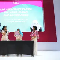 Sahabat Fimela yang hadir di Fimela Fest 2019 kali ini diajak seru-seruan membuat makeup bag and accessories bareng komunitas Indonesian Crafter.  (Fimela.com/Daniel Kampua)