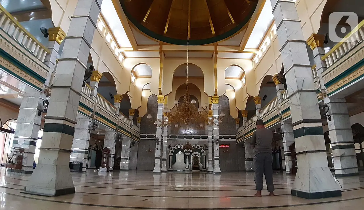 Umat muslim melaksanakan salat zuhur di Masjid Jami' Al Munawwar, Jakarta, Kamis (7/5/2020). Meski di tengah ancaman pandemi COVID-19, sejumlah umat muslim tetap memanfaatkan Masjid Jami' Al Munawwar untuk melaksanakan ibadah di bulan suci Ramadan 1441 H. (Liputan6.com/Helmi Fithriansyah)