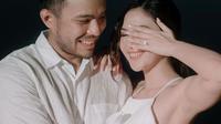 Dan putih kembali menjadi opsi gaya pesta lamaran Jessica Mila dan Yakup Hasibuan. Jessica Mila memakai dress pleats dengan aksen ruffle yang romantis, sementara itu Yakup memakai kemeja putih (Foto: Intsgaram @jscmila)