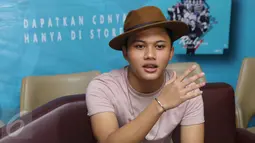 Rizky Febian memberikan keterangan pers saat peluncuran album "Rizky And Friends" di, Jakarta, Jumat (6/1). Dalam album tersebut, Rizky Febian tidak sendiri, terdapat musisi-musisi lain juga yang terlibat. (Liputan6.com/Herman Zakharia)