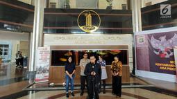Direktur Amnesty International Indonesia Usmad Hamid memberikan keterangan di Polda Metro Jaya, Selasa (9/7/2019). Mereka menemui Kapolda Metro Jaya Irjen Gatot Eddy Pramono untuk menindaklanjuti temuan terkait dugaan kekerasan dalam insiden kerusuhan 21-22 Mei 2019. (Liputan6.com/Immanuel Antonius)