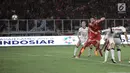 Striker Persija Jakarta, Marko Simic menyundul bola ke gawang Bali United pada final Piala Presiden di Stadion Utama GBK, Senayan, Jakarta, Sabtu (17/2). Persija Jakarta sementara unggul 2-0 atas Bali United. (Liputan6.com/Arya Manggala)