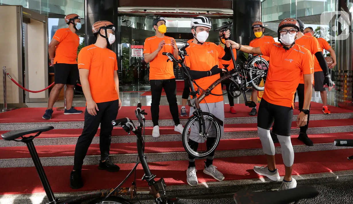 Menteri Pariwisata dan Ekonomi Kreatif Sandiaga Uno memberikan hadiah sepeda kepada artis Irwansyah di Gedung Kemenparekraf, Jakarta, Selasa (23/03/2021). Kegiatan bersepeda merupakan kolaborasi antara tiket.com, Kemenparekraf, serta Element Bike. (Liputan6.com/Fery Pradolo)