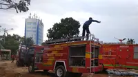 Dinas Pemadam Kebakaran Kota Batam mengerahkan 25 personel yang dilengkapi 5 unit mobil pemadam kebakaran. (Liputan6.com/ Ajang Nurdin)
