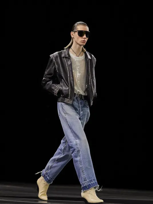 Leather jacket juga dihadirkan dalam paduan sequined t-shirt dan celana jeans yang menjadi ciri khas gaya punk. (Dok/Celine).