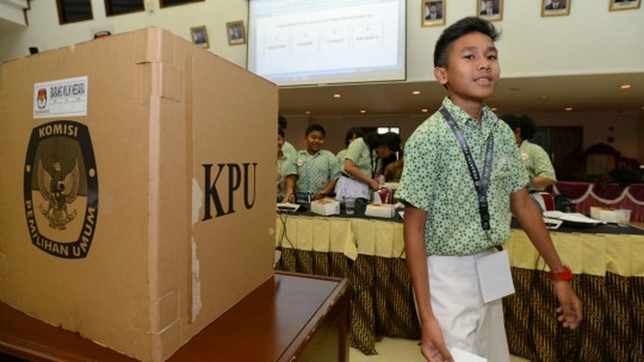Antusiasme siswa SD laksanakan simulasi Pemilu di Gedung KPU