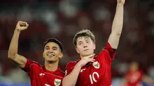 Dua pemain Timnas Indonesia, Marselino Ferdinan dan Ole Romeny, merayakan gol ke gawang Bahrain dalam laga Kualifikasi Piala Dunia 2026 zona Asia di Stadion Utama Gelora Bung Karno (SUGBK) Senayan, Jakarta, Selasa (25/3/2025) malam WIB. (Bola.com/Bagaskara Lazuardi)