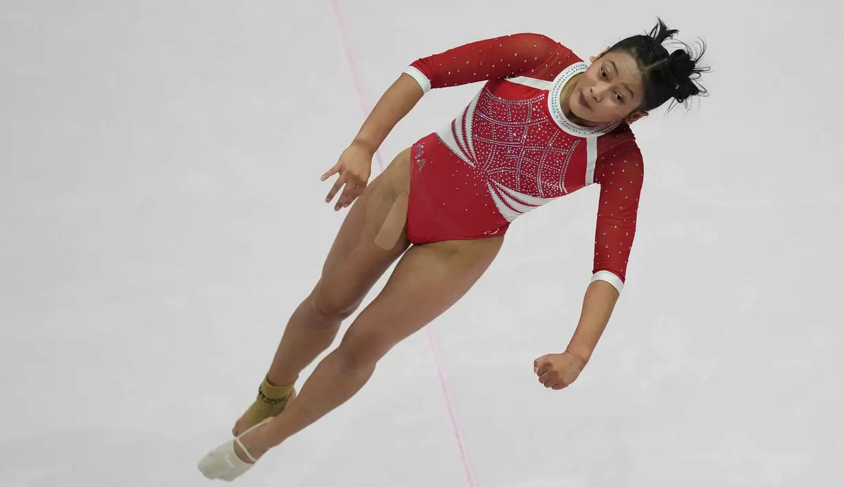 Alarice Mallica Prakoso dan Salsabilla Hadi Pamungkas tampil maksimal dan mampu mengatasi rasa gugup bertanding dengan pesenam putri dari negara lain di Kejuaraan Dunia Gimnastik 2025. Tampak dalam foto, pesenam putri Indonesia, Salsabilla Hadi Pamungkas saat beraksi pada nomor senam lantai selama Kejuaraan Senam Artistik Dunia ke-53 di Jakarta, Indonesia, pada Selasa, 21 Oktober 2025. (AP Photo/Achmad Ibrahim)