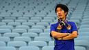 Seorang suporter Jepang bereaksi setelah Kroasia mengalahkan Jepang pada pertandingan sepak bola babak 16 besar Piala Dunia 2022 di Stadion Al Janoub, Al Wakrah, Qatar, 5 Desember 2022. Jepang disingkirkan Kroasia dari Piala Dunia 2022 lewat adu penalti. (AP Photo/Eugene Hoshiko)