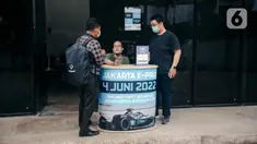 Warga menukarkan tiket elektronik (e-ticket) lomba balap mobil listrik Formula E dengan tiket fisik di Taman Ismail Marzuki, Cikini, Jakarta Pusat, Kamis (2/6/2022). Pihak Organizing Committee (OC) Jakarta E-Prix menyiapkan tiga lokasi penukaran tiket elektronik pada 1-3 Juni 2022 di Thamrin City, Taman Ismail Marzuki, dan Velodrome Rawamangun. (Liputan6.com/Faizal Fanani)