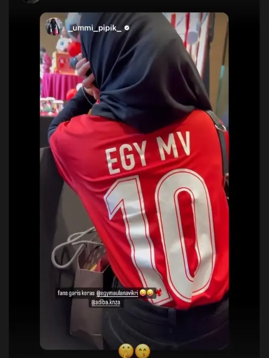 Kalau Umi Pipik jarsey yang dikenakan tertutup, sedangkan Adiba Khanza mengenakan jarsey suaminya, Egy Maulana Vikri warna merah dengan nomor punggung 10. "Fans garis keras @egymaulanavikri," tulis Ummi Pipik dengan menandai akun Instagram Adiba Khanza di Instagram Story @_ummi_pipik_ [Instagram/adiba.khanza]