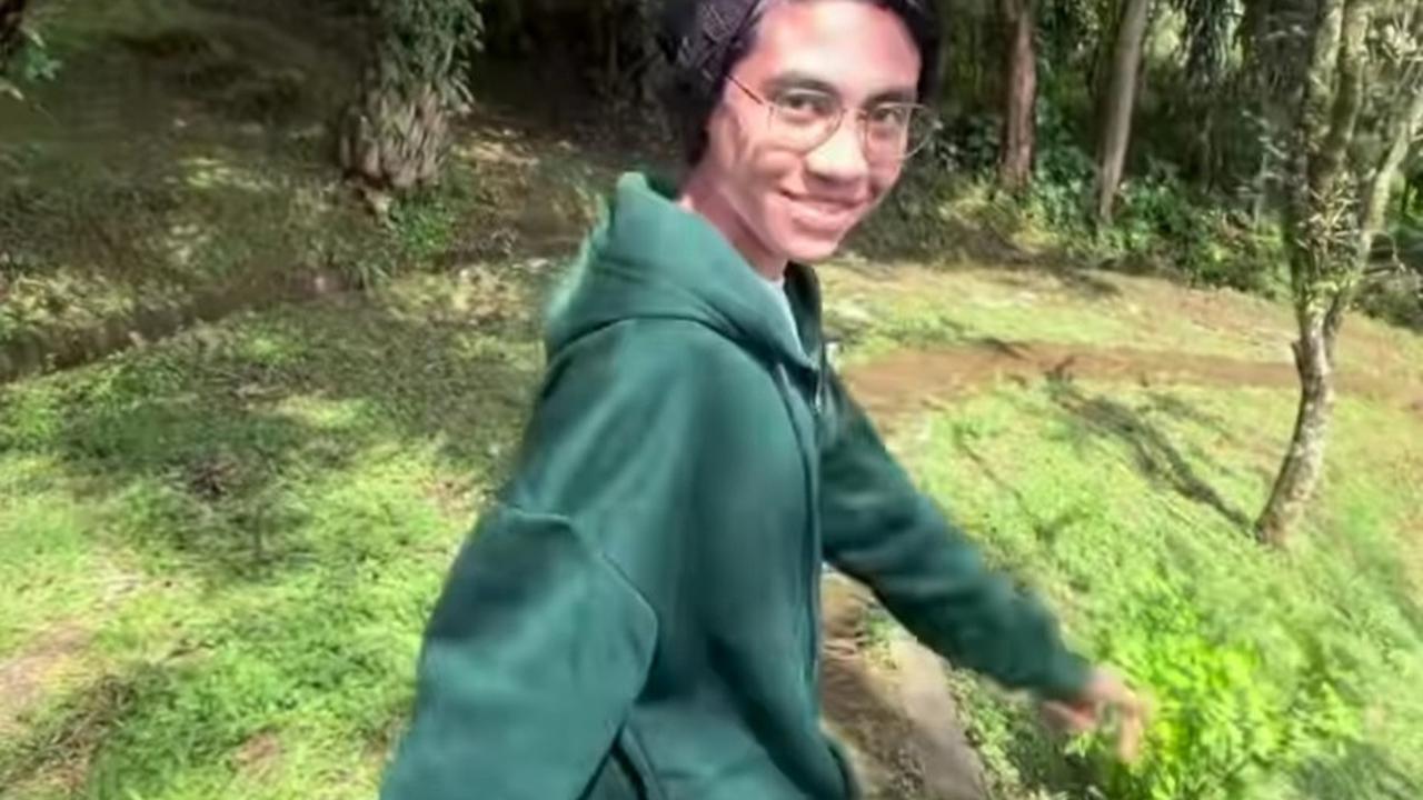 Eby Terlihat Bahagia Berada di Puncak