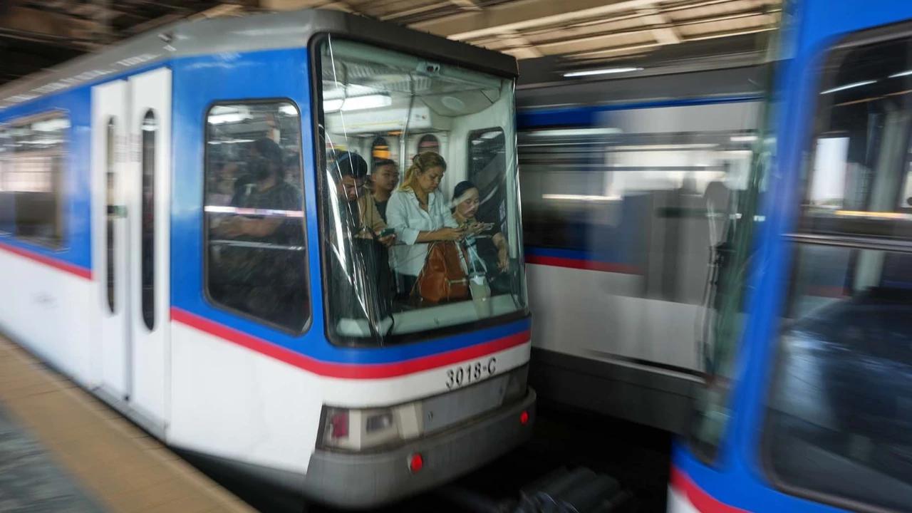 FOTO: Penumpang MRT Membludak Dampak Krisis BBM di Filipina