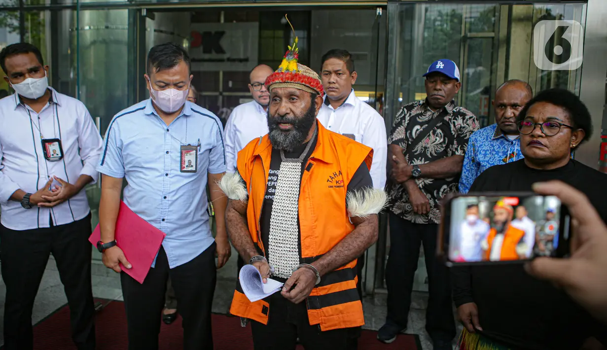 Adapun penyidik Komisi Pemberantasan Korupsi (KPK) telah menyerahkan berkas perkara dugaan suap, gratifikasi, dan tindak pidana pencucian uang (TPPU) dirinya kepada tim Jaksa Penuntut Umum (JPU). (Liputan6.com/Faizal Fanani)