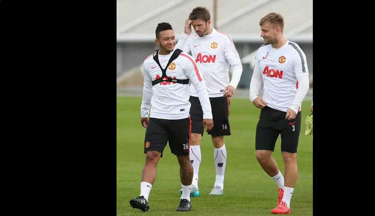 Memphis Depay yang baru direkrut Manchester United dari PSV Eindhoven menjalani latihan perdana bersama anggota tim MU di bawah pengawasan langsung sang pelatih, Louis van Gaal.. (www.manutd.com)