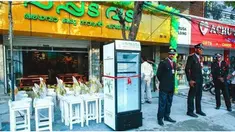 Tak hanya dari restoran, siapa saja boleh menyimpan makanan di dalam kulkas ini.