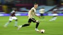 Pemain Manchester United Scott McTominay menggiring bola saat menghadapi Aston Villa pada pertandingan Premier League di Villa Park, Birmingham, Inggris, Kamis (9/7/2020). Manchester United menang 3-0. (AP Photo/Oli Scarff, Pool)