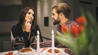 Ilustrasi Makan Malam Bersama Pasangan Credit: unsplash.com/Christian