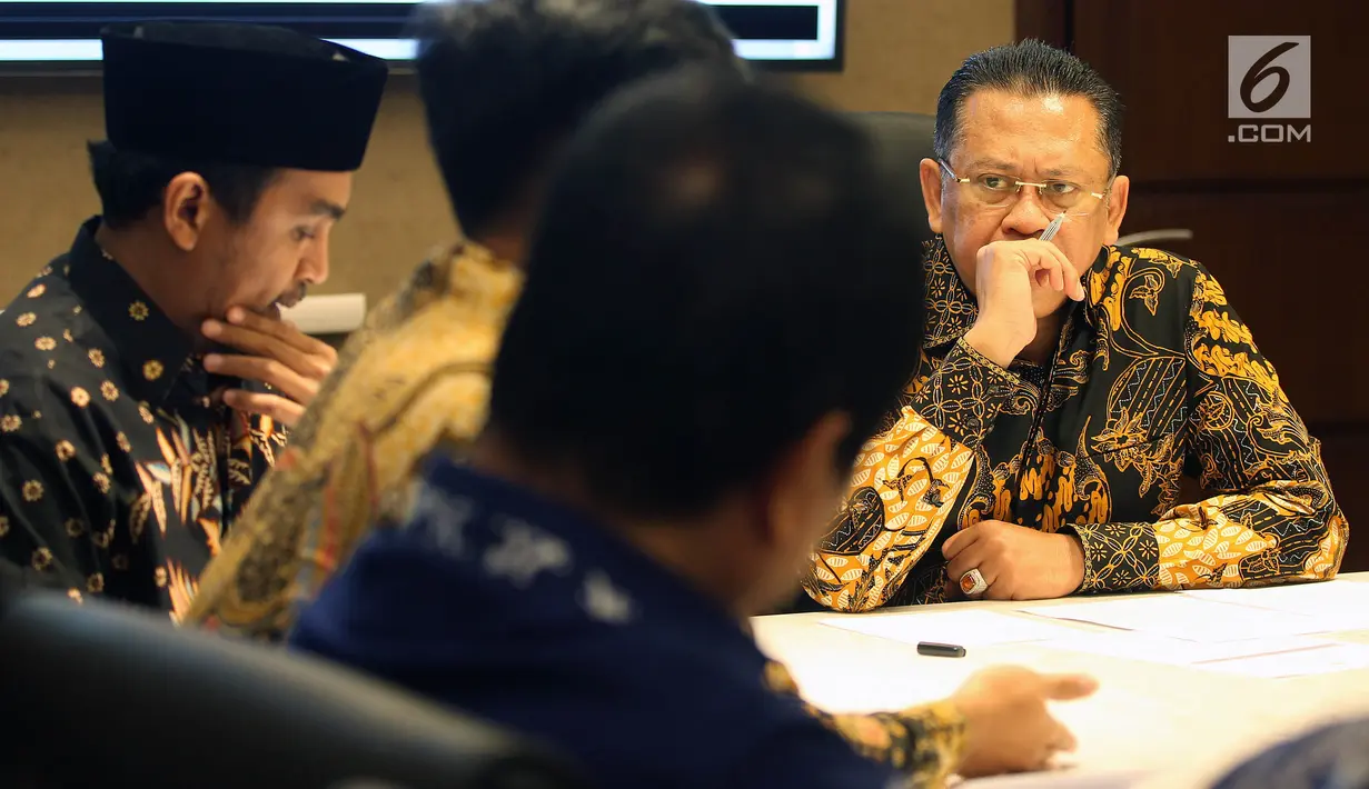 Ketua DPR Bambang Soesatyo menemui musikus di Kompleks Parlemen, Senayan, Jakarta, Senin (28/1). Pertemuan tersebut meminta untuk memprioritaskan Program Legiislasi Nasional (Prolegnas) DPR 2019 dalam RUU Permusikan. (Liputan6.com/Johan Tallo)