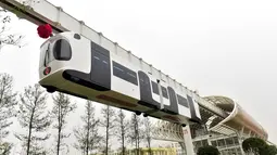 Kereta api suspensi energi baru yang menyerupai panda raksasa sedang menjalani tes uji di Chengdu, Provinsi Sichuan, Tiongkok, Senin (21/11).(REUTERS/ China Daily)