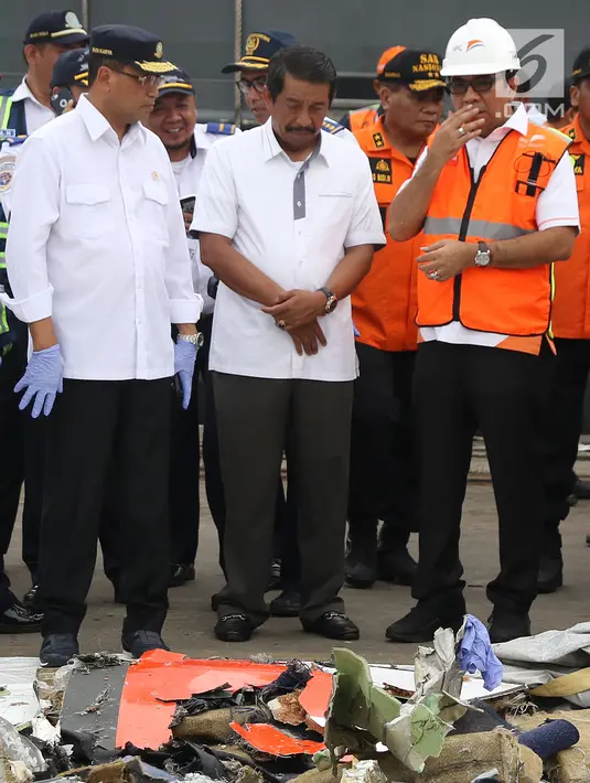 Dirut Lion Air Group Edward Sirait (tengah) saat melihat serpihan pesawat Lion Air JT 610 di Pelabuhan JICT 2, Jakarta, Selasa (30/10). Sejumlah barang ditemukan petugas dalam operasi pencarian. (Liputan6.com/Helmi Fithriansyah)
