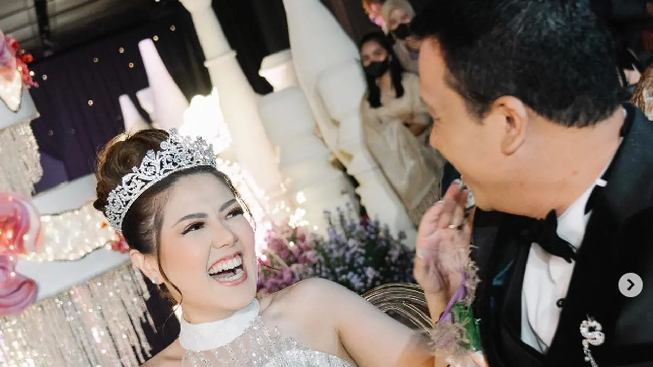 7 Potret Pernikahan Tina Toon yang Digelar Tertutup