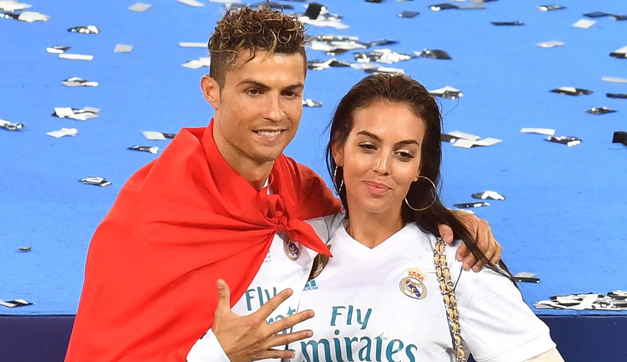 Cristiano Ronaldo berfoto bersama Georgina Rodriguez usai pertandingan final Liga Champions UEFA antara Liverpool melawan Real Madrid di Stadion Olimpiade di Kiev, Ukraina pada Mei 2018. (AFP/Sergei Supinsky)