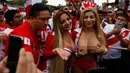 Dua wanita pendukung tim nasional sepak bola Peru menjadi pusat perhatian pendukung lain di alun-alun Miserere di Buenos Aires (4/10). Peru akan menghadapi Argentina dalam kualifikasi Piala Dunia 2018 pada 6 Oktober mendatang.(AFP Photo/Emiliano Lasalvia)