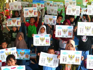 Anak-anak menunjukkan karyanya mewarnai burung garuda di Kampung Tematik Kampung Teras Pancasila, Karang Tengah, Tangerang, Banten, Rabu (1/6/2022). Kegiatan tersebut dilaksanakan dalam rangka memperingati hari lahirnya Pancasila bertujuan untuk memberikan wawasan dan pengetahuan tentang nilai-nilai Pancasila sejak dini. (Liputan6.com/Angga Yuniar)