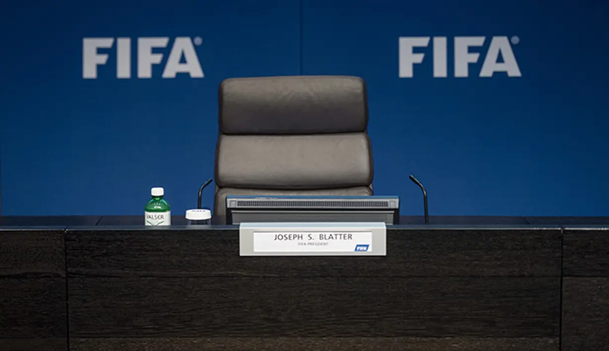 Kursi dan meja tempat Sepp Blatter berada saat rapat FIFA tampak kosong. (EPA/Ennio Leanza)