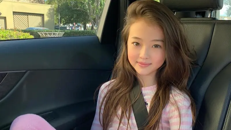 Deretan Gaya Kece Ella Gross, Model Cilik Kembaran Jennie BLACKPINK