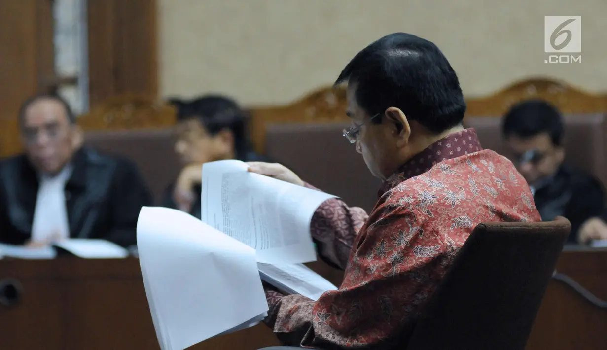 Terdakwa korupsi proyek e-KTP, Setya Novanto membaca nota pembelaan yang dibuat tim penasehat hukumnya pada sidang lanjutan di Pengadilan Tipikor, Jakarta, Jumat (13/4). Sidang mendengar pembacaan nota pembelaan terdakwa. (Liputan6.com/Helmi Fithriansyah)