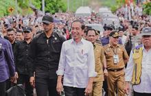 VIDEO: Jokowi Bagi-Bagi Ribuan Bansos Lebaran, Paspampres Cegat Ojol & Warga Depan Istana