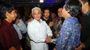 Hatta Rajasa berjabat tangan dengan salah satu nominator pemenang Liputan6 Award. Kamis, (22/5/14) (Liputan6.com/Mifathul Hayat)