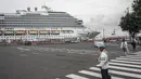 Petugas keamanan mengatur aktivitas di sekitar kapal pesiar Costa Serena yang bersandar di Pelabuhan Nagoya, Prefektur Aichi, Jepang, Selasa (15/9/2026), menjelang Asian Games 2026 Aichi-Nagoya. Kapal pesiar tersebut didatangkan sebagai salah satu akomodasi atlet dan ofisial karena panitia tidak membangun perkampungan atlet, dengan kapasitas sekitar 4.000 orang. (AFP/Fred Mery)